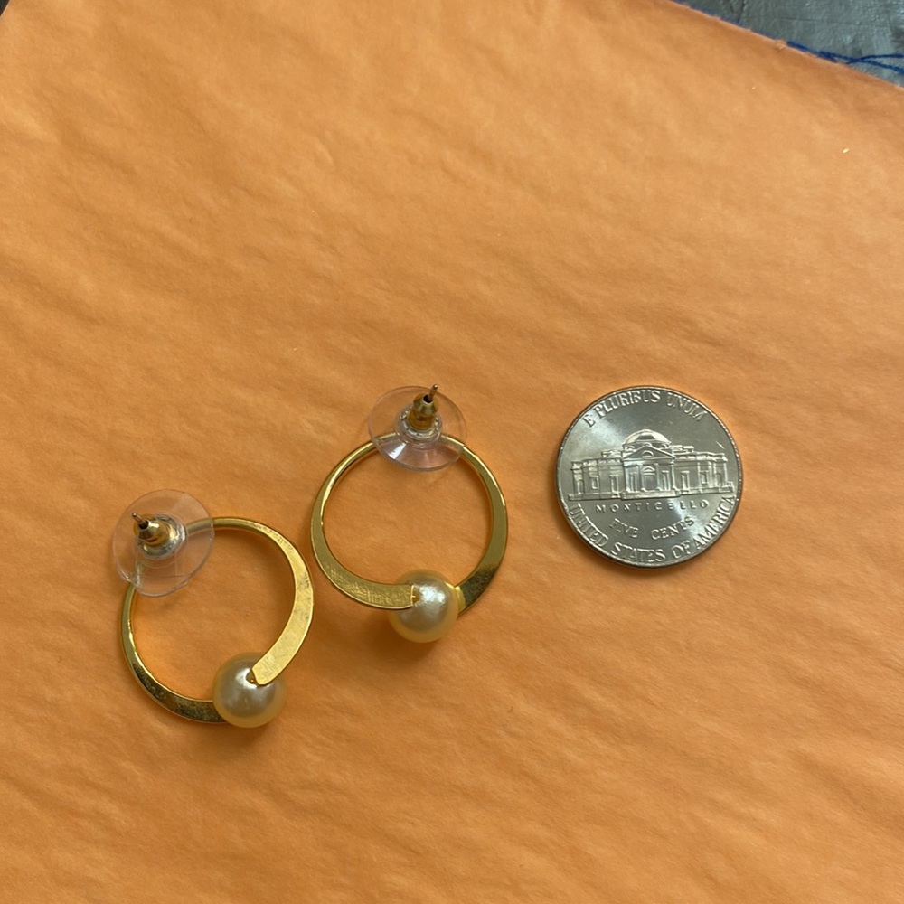 Vintage hoop style with pearl earrings